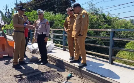 Jembatan Koncer Rusak, Dinas BSBK Bondowoso Lakukan Perbaikan dan Pasang Portal