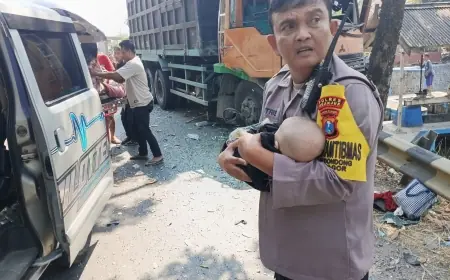 Viral! Aksi Heroik Polisi Selamatkan Balita Korban Kecelakaan Bus Sugeng Rahayu di Nganjuk Tuai Pujian