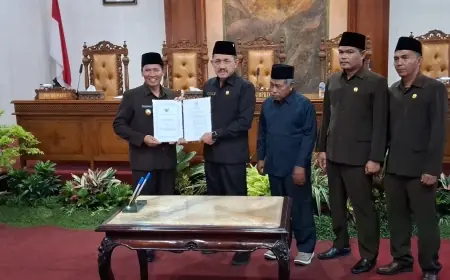 Plt Bupati Tulungagung Serahkan Raperda Pertanggungjawaban APBD 2025, Targetkan Opini WTP pada Tahun Depan