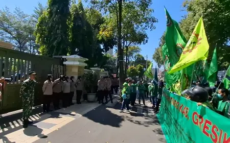 Berjalan Kondusif, Ratusan Buruh Geruduk DPRD Gresik Tuntut Pesangon PHK yang Dicicil