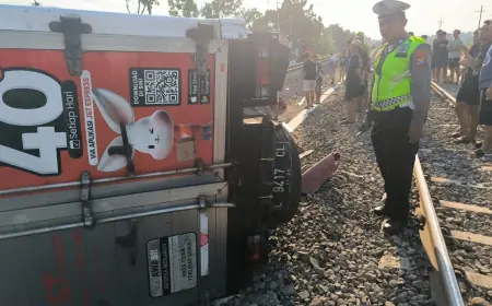 KA Logawa Tabrak Truk J&T di Nganjuk, Polisi Selidiki Dugaan Palang Pintu Terlambat Ditutup
