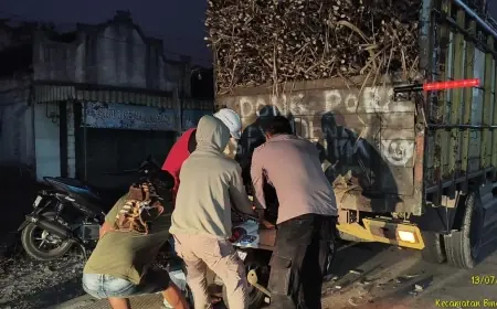 Tabrak Truk Parkir, Pemotor di Blitar Kritis