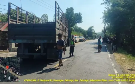 Grandmax Tabrak Truk Gandeng dan Hantam Pagar Rumah, Kerugian Capai Rp20 Juta