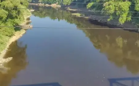 Air Bengawan Solo di Ngawi Menghitam