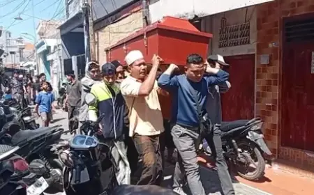 Isak Tangis Iringi Pemakaman Satu Keluarga Korban Kecelakaan Maut Tol Malang-Pandaan