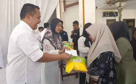 Bareng Zulkifli Hasan, Camat Curahdami Bondowoso Tinjau Pasar Murah dan Salurkan Beras SPHP