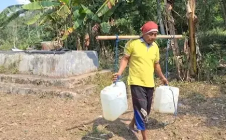 Ribuan Warga Mojokerto Tempuh 7 Kilometer demi Air untuk Kebutuhan Sehari-hari