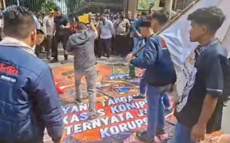 Demo AMI di Kejati Jatim Tuntut Penahanan Febrie Adriansyah