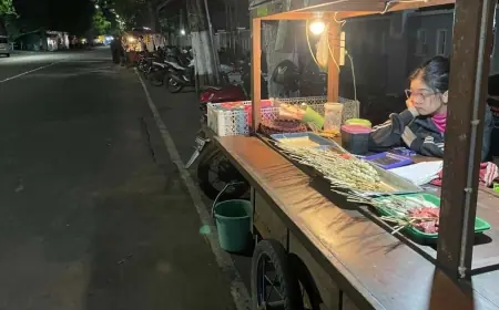 Menahan Lapar demi Ibu, Kisah Gadis Penjaga Angkringan Parimono Jombang Berupah Rp35 Ribu