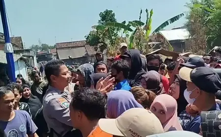 Demi Sepatu Murah Viral TikTok, Ribuan Warga Antre Berjam-jam di Mojokerto, Anak-Anak Terjepit