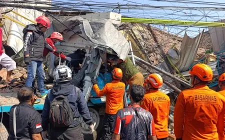 Detik-Detik Menegangkan Evakuasi 3 Jam Sopir Truk Terjepit Reruntuhan di Jalur Malang–Surabaya