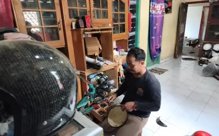 Pria di Blitar Sulap Helm Jadul Jadi Bisnis Bernilai Tinggi