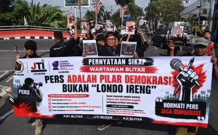 Jurnalis Blitar Gelar Aksi Tutup Mata dan Mundur, Desak Prabowo Minta Maaf