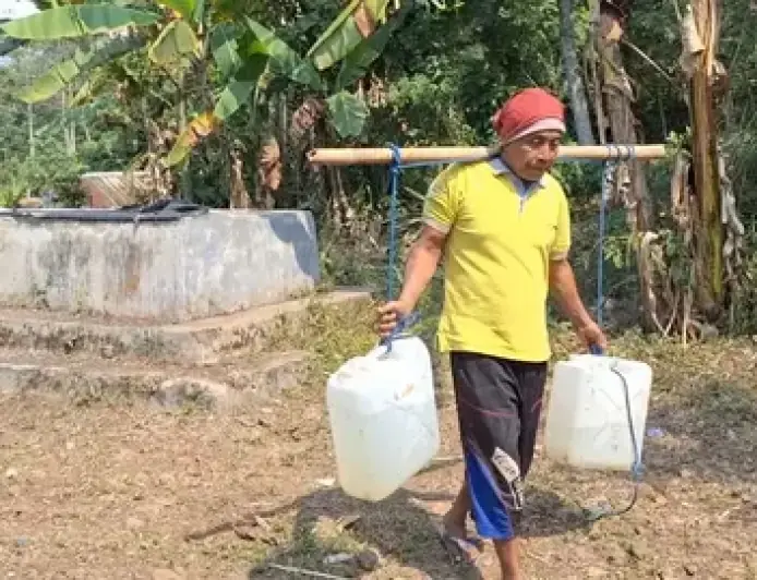 Ribuan Warga Mojokerto Tempuh 7 Kilometer demi Air untuk Kebutuhan Sehari-hari
