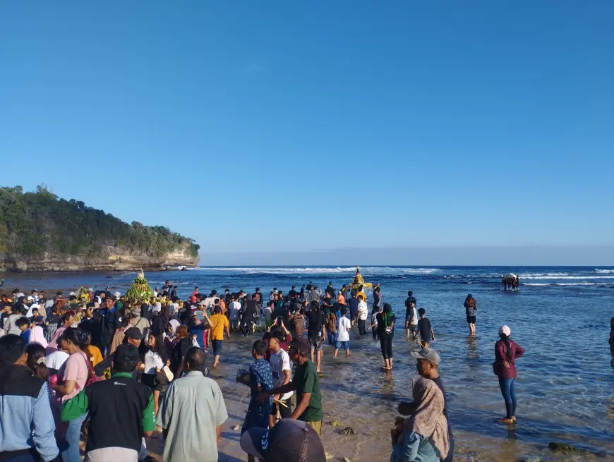 Sedekah Laut 15 Suro di Pantai Pasir Panjang Malang Jaga Warisan Budaya Pesisir