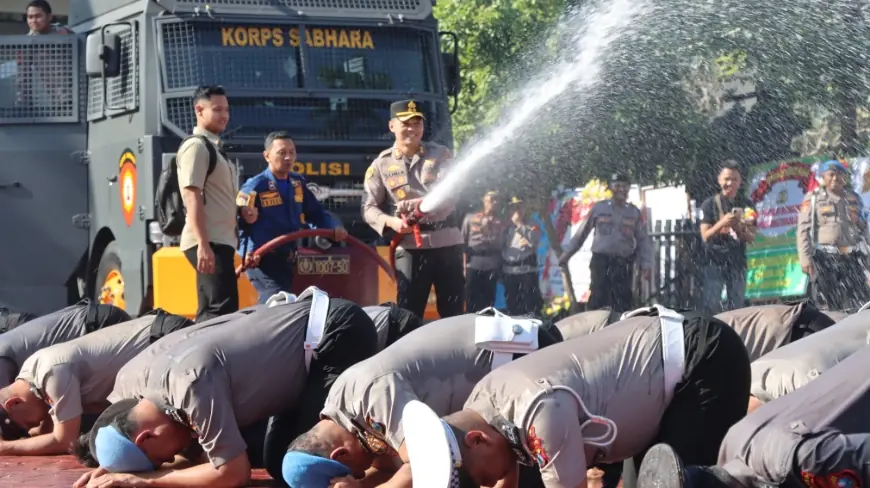 Momen Unik Polres Nganjuk: Tradisi Mandi Kembang Diganti Semprotan Water Cannon Saat Kenaikan Pangkat