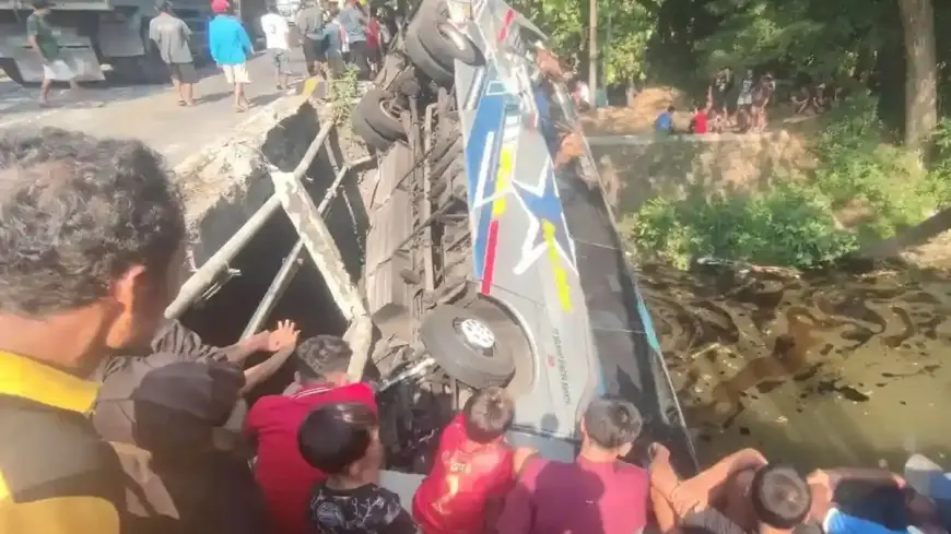 Bus Sugeng Rahayu Masuk Sungai Usai Bertabrakan dengan Dump Truck di Nganjuk, 27 Penumpang Luka
