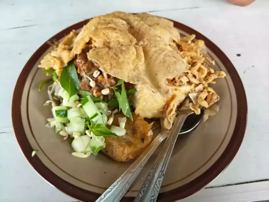 Liburan ke Blitar Belum Lengkap Tanpa Mencicipi Nasi Pecel Mbok Bari yang Melegenda