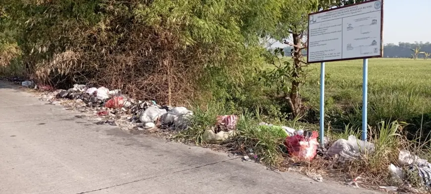 Tumpukan Sampah Liar Menghampar di Pinggir Jalan Nganjuk, Warung Kuliner Sepi Pelanggan