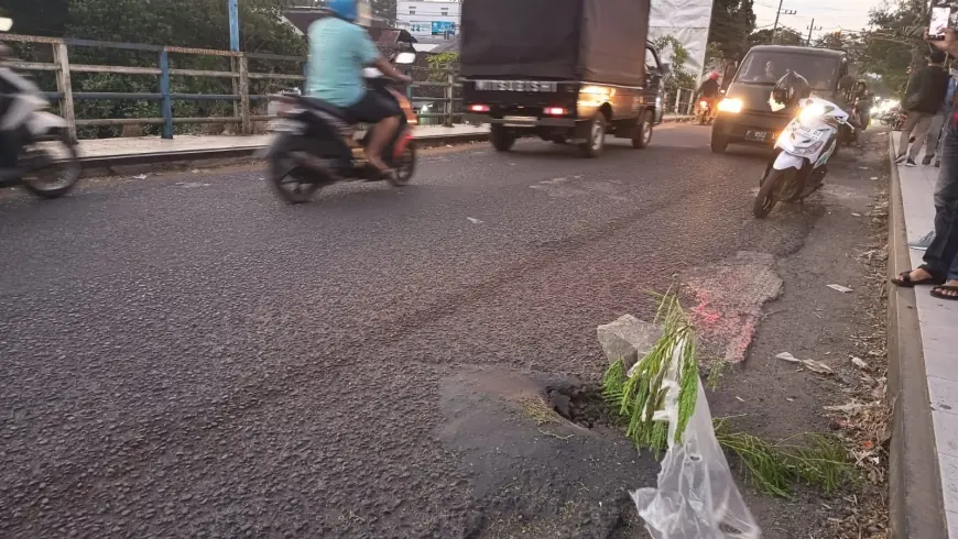 BREAKING NEWS: Jembatan Koncer Bondowoso Bolong, Pengendara Harus Waspada