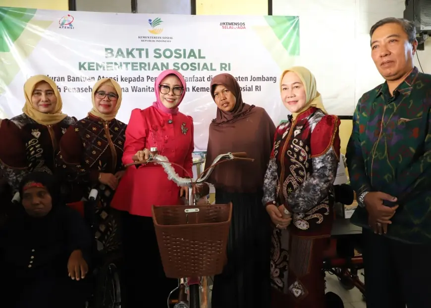 Bantu Difabel Berwirausaha, DWP Kemensos RI Salurkan Paket ATENSI di Jombang