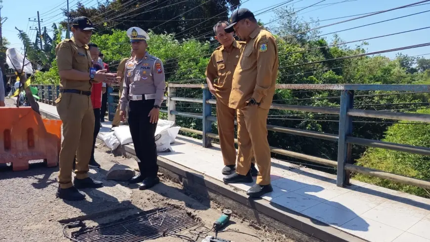 Jembatan Koncer Rusak, Dinas BSBK Bondowoso Lakukan Perbaikan dan Pasang Portal
