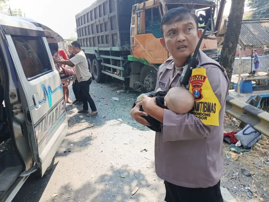 Viral! Aksi Heroik Polisi Selamatkan Balita Korban Kecelakaan Bus Sugeng Rahayu di Nganjuk Tuai Pujian