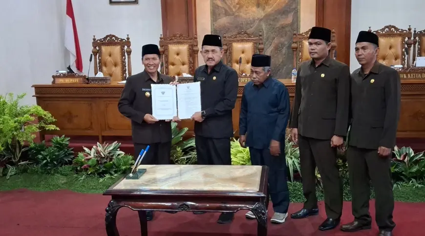 Plt Bupati Tulungagung Serahkan Raperda Pertanggungjawaban APBD 2025, Targetkan Opini WTP pada Tahun Depan