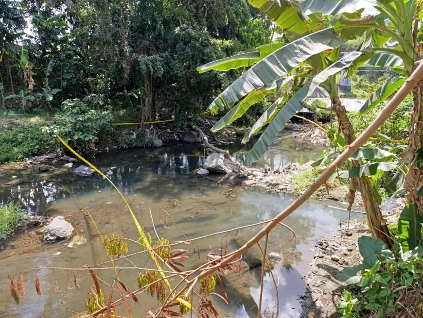 Pakai Alat Derek, Polisi Lanjutkan Evakuasi Diduga Bom di Dasar Sungai Blitar