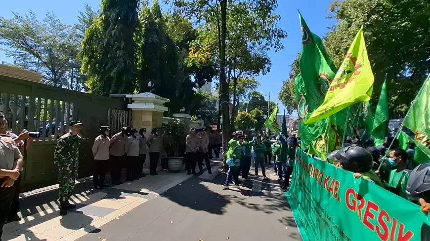 Berjalan Kondusif, Ratusan Buruh Geruduk DPRD Gresik Tuntut Pesangon PHK yang Dicicil