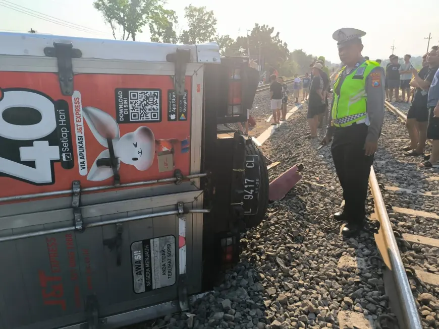 KA Logawa Tabrak Truk J&T di Nganjuk, Polisi Selidiki Dugaan Palang Pintu Terlambat Ditutup