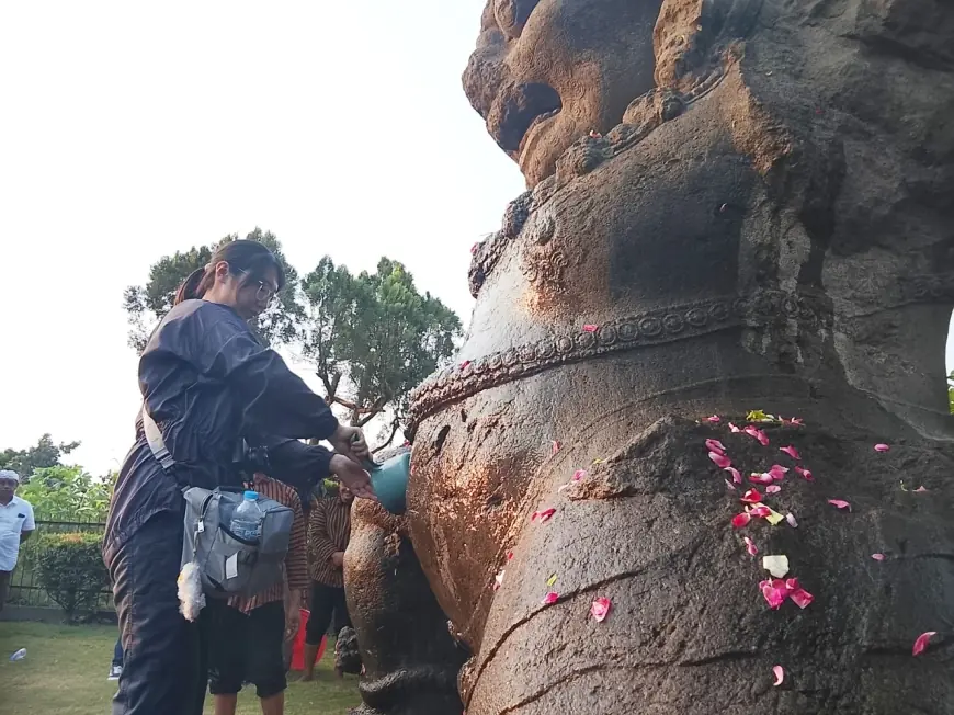 Ketika Mahasiswi Jepang Ikut Ambil Bagian Dalam Jamasan Arca Totok Kerot