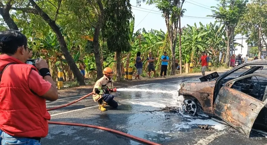 Mobil Hangus Terbakar di Sukomoro Nganjuk, Polisi Selidiki Dugaan Adanya Drum Berisi Bensin