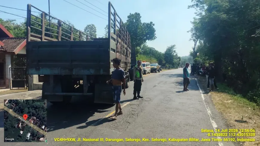 Grandmax Tabrak Truk Gandeng dan Hantam Pagar Rumah, Kerugian Capai Rp20 Juta