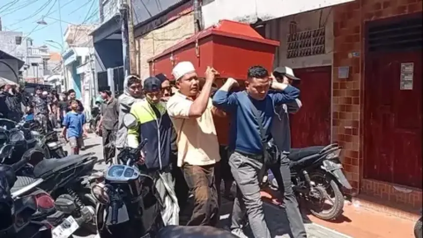 Isak Tangis Iringi Pemakaman Satu Keluarga Korban Kecelakaan Maut Tol Malang-Pandaan