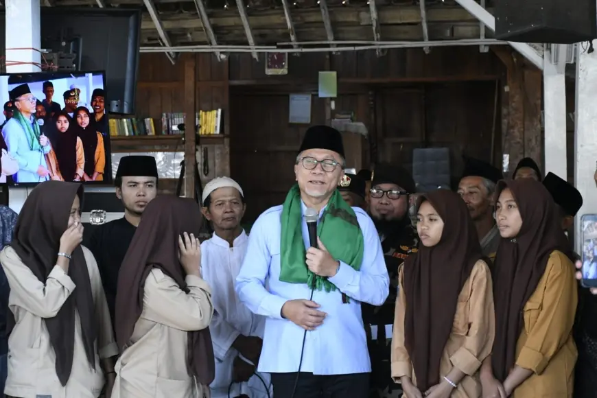 Menko Pangan Zulhas Sambangi Pesantren Tertua Berusia 257 Tahun di Bondowoso, Berbagi Beras dan Harapan untuk Warga