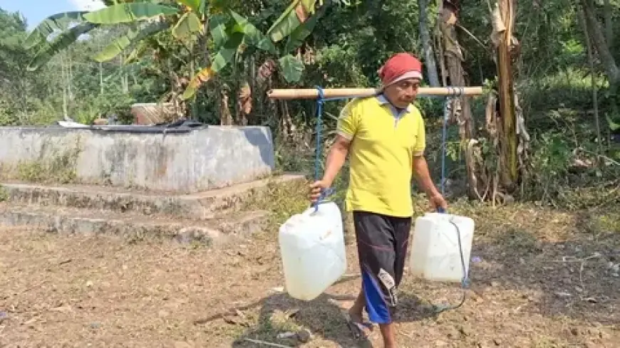Ribuan Warga Mojokerto Tempuh 7 Kilometer demi Air untuk Kebutuhan Sehari-hari