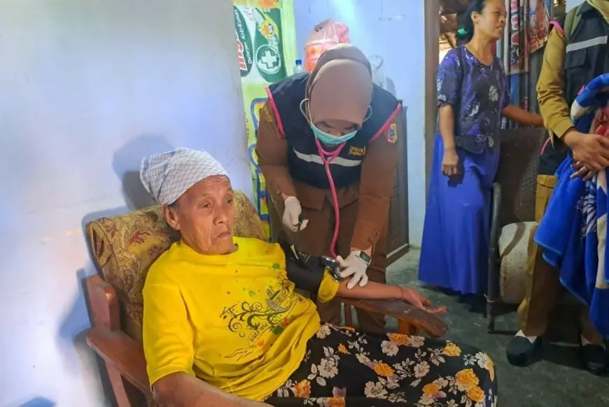 Tak Lagi Takut Berobat: Kisah Lansia Pakusari Jember yang Tersentuh Layanan Jemput Bola Pemkab