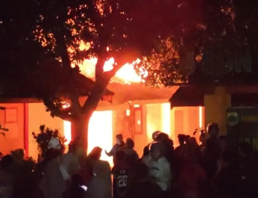 Diduga Korsleting, Koperasi dan Musala SDN Cindogo 1 Bondowoso Terbakar
