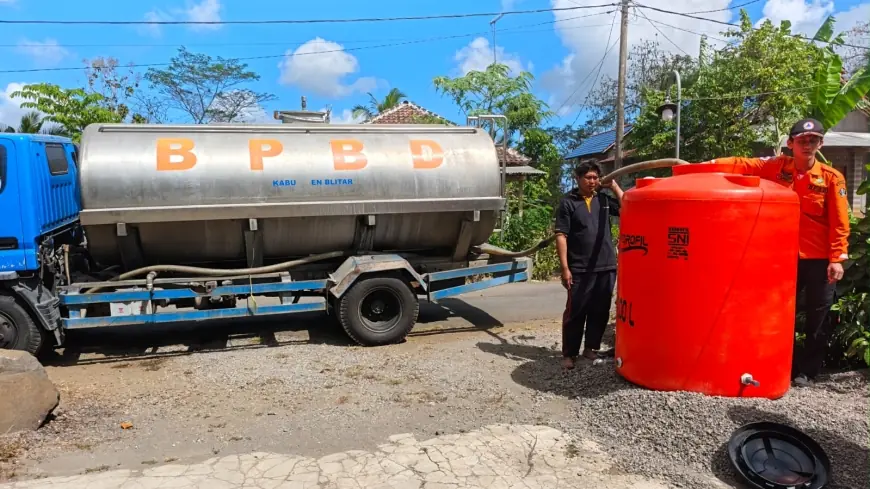 Musim Kemarau Mulai Berdampak, BPBD Blitar Salurkan Air Bersih untuk Warga di Wates