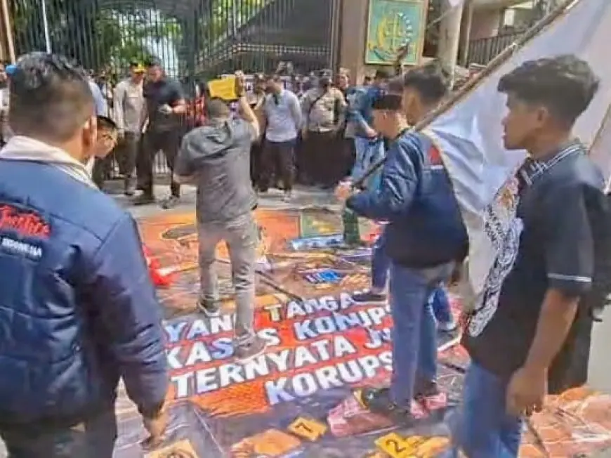 Demo AMI di Kejati Jatim Tuntut Penahanan Febrie Adriansyah
