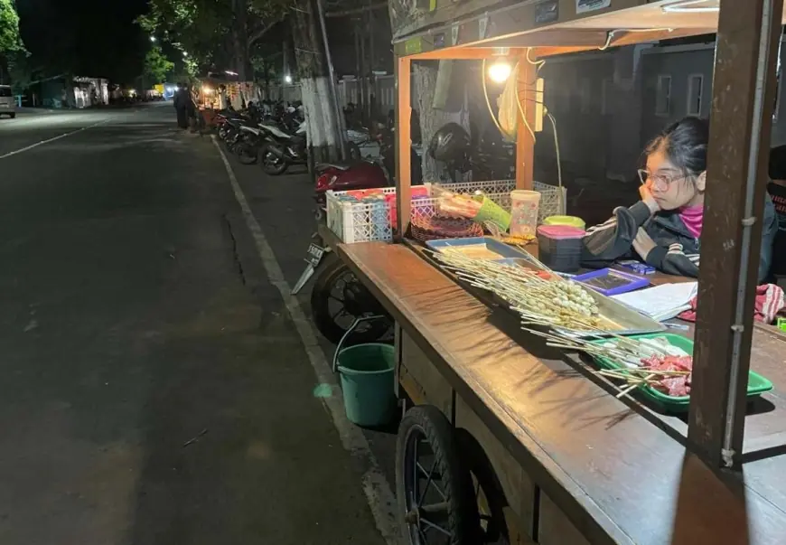 Menahan Lapar demi Ibu, Kisah Gadis Penjaga Angkringan Parimono Jombang Berupah Rp35 Ribu