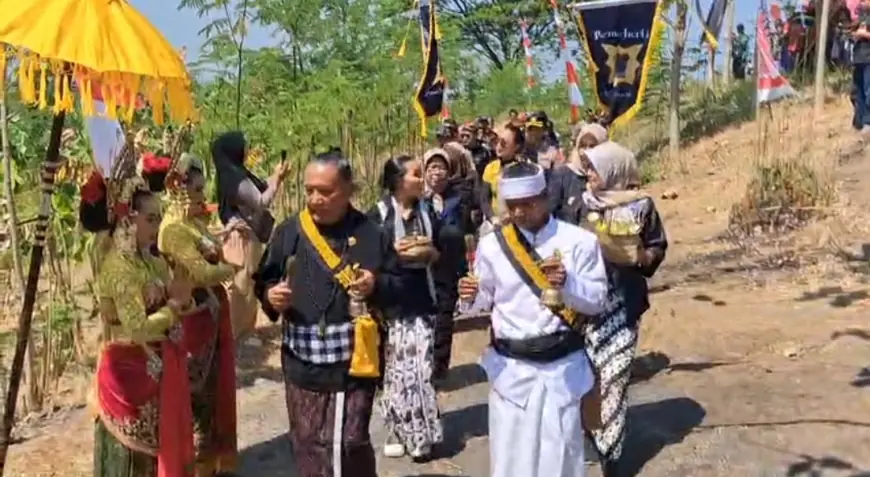 Festival Kali Brantas 1 di Kertosono:  Momen Sakral Larung Sesaji dan Pelepasan Ribuan Ikan