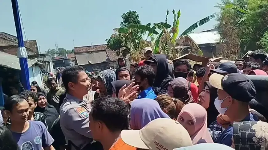 Demi Sepatu Murah Viral TikTok, Ribuan Warga Antre Berjam-jam di Mojokerto, Anak-Anak Terjepit