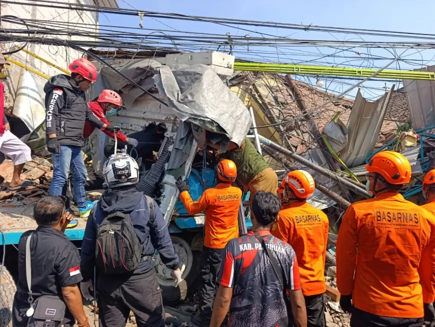 Detik-Detik Menegangkan Evakuasi 3 Jam Sopir Truk Terjepit Reruntuhan di Jalur Malang–Surabaya
