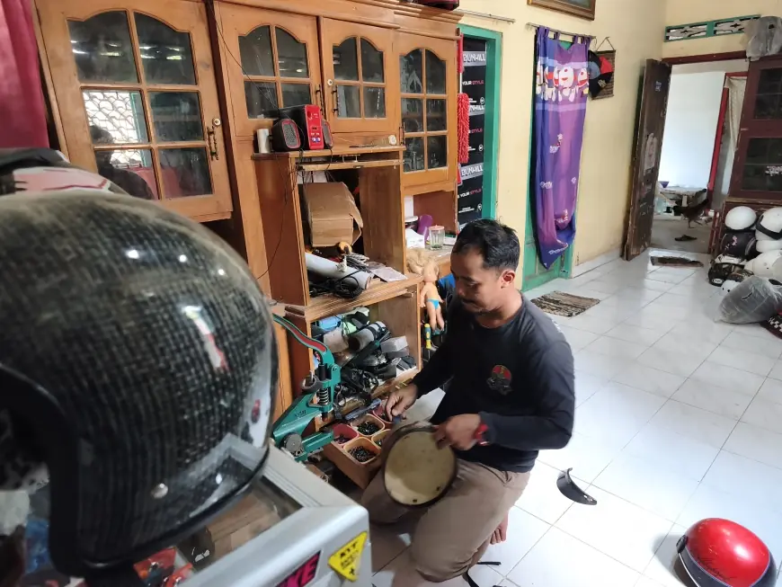 Pria di Blitar Sulap Helm Jadul Jadi Bisnis Bernilai Tinggi