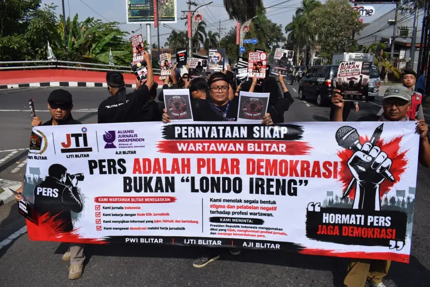 Jurnalis Blitar Gelar Aksi Tutup Mata dan Mundur, Desak Prabowo Minta Maaf